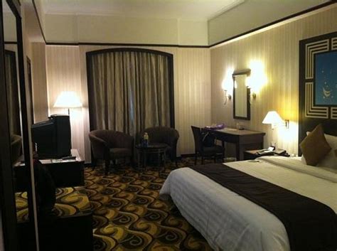KINGSTON SUITES HOTEL $38 ($̶5̶3̶) .
